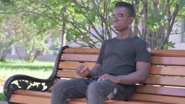 Κουρασμένος Νεαρός Αφρικανός Που Κάθεται Εξωτερικούς Χώρους Πόνο Στο Λαιμό — Αρχείο Βίντεο