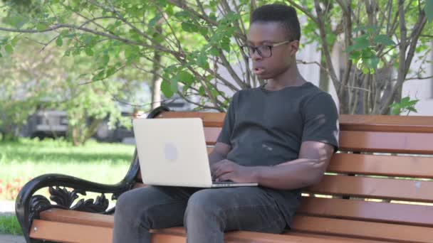 Mladý Afričan Šokován Ztrátou Notebooku Venkovní — Stock video