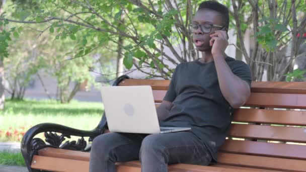 Νεαρός Αφρικανός Μιλάει Στο Τηλέφωνο Στην Εργασία — Αρχείο Βίντεο