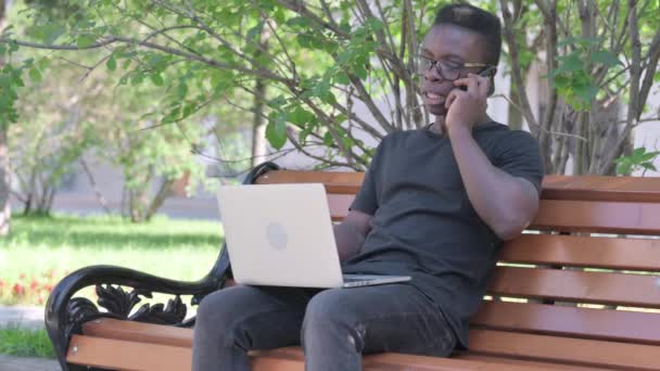 Расстроенный Молодой Африканский Мужчина Спорит Телефону — стоковое видео