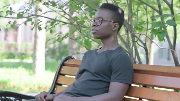 Ung Afrikansk Man Förnekelse När Sitter Utomhus — Stockvideo