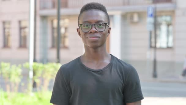 Retrato Livre Jovem Homem Africano Mostrando Vitória — Vídeo de Stock