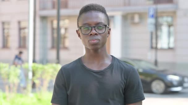 Outdoor Portrait Young African Man Inviting New People — Stock Video