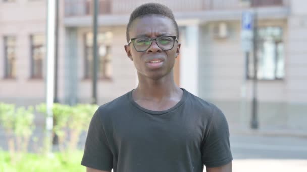 Utomhus Porträtt Ung Afrikansk Man Förnekelse Avvisa — Stockvideo