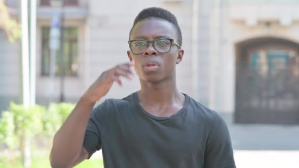 Retrato Aire Libre Joven Africano Que Busca Oportunidades — Vídeo de stock