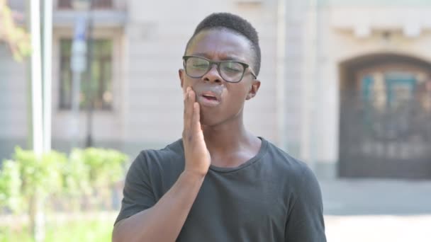 具有牙痛的非洲年轻人的户外肖像 — 图库视频影像