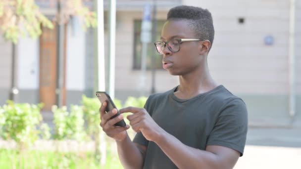 Retrato Aire Libre Del Hombre Afroamericano Usando Smartphone — Vídeos de Stock