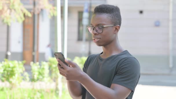 Retrato Livre Homem Afro Americano Perturbado Ficar Chocado Smartphone — Vídeo de Stock