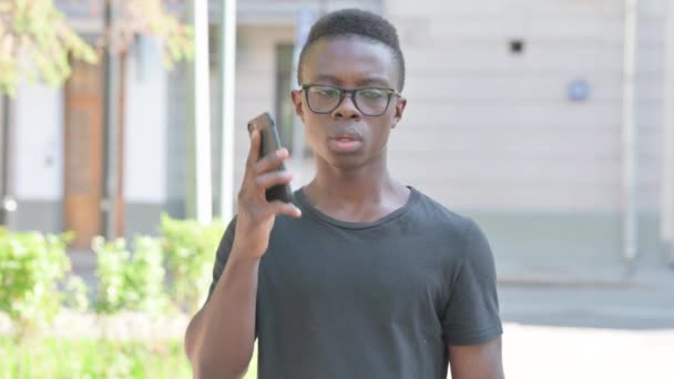 Retrato Livre Homem Afro Americano Falando Telefone Discutindo — Vídeo de Stock