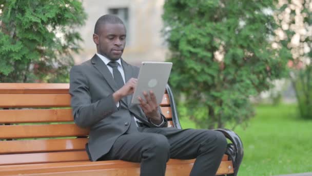Empresario Africano Usando Tableta Mientras Está Sentado Aire Libre Banco — Vídeos de Stock