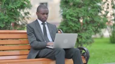 Öksüren Afrikalı İşadamı Laptop kullanıyor