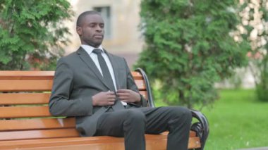 Afrikalı İşadamı Bench 'i Açıkta Bırakıyor