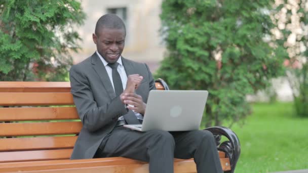 Afrikai Üzletember Csuklófájdalommal Laptop Kültéri Munka — Stock videók