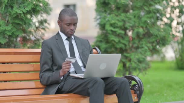Африканський Бізнесмен Підключився Через Інтернет Відмова Платежів Ноутбуці Відкритому Повітрі — стокове відео