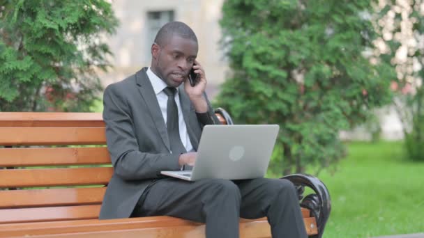 Imprenditore Africano Che Parla Telefono Lavoro — Video Stock