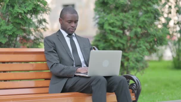 Polegares Para Cima Por Empresário Africano Laptop Livre — Vídeo de Stock