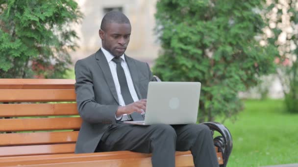 Afrikansk Forretningsmann Forlater Benken Etter Avslutningen Laptop Outdoor – stockvideo