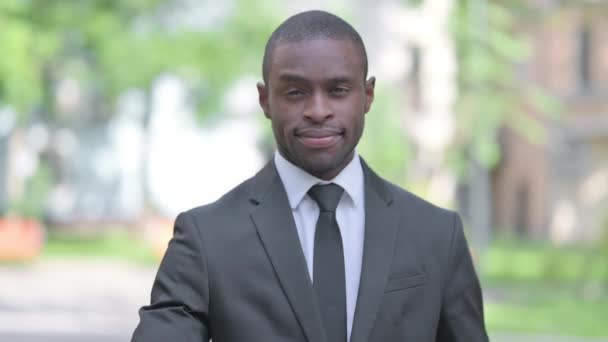 Kültéri Portré Afrikai Üzletember Csinál Hüvelykujj Fel — Stock videók