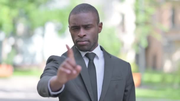 Outdoor Portret Afrykańskiego Biznesmena Zaprzeczeniu Stop Gesture — Wideo stockowe