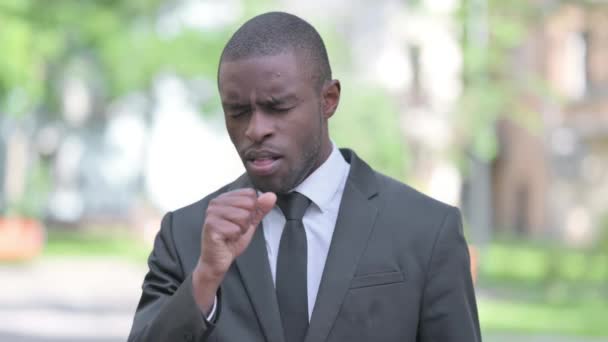アフリカ人ビジネスマンの屋外肖像 Coughing — ストック動画