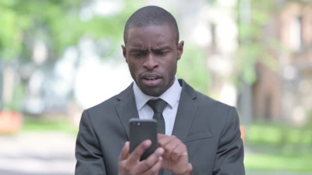 Utomhusporträtt Upprörda Afroamerikanska Mannen Blir Chockad Smartphone — Stockvideo