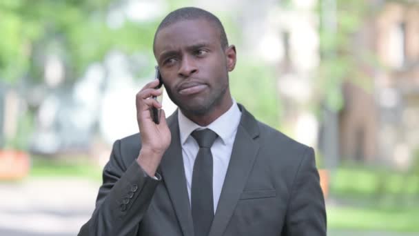 Utomhusporträtt Afroamerikan Talar Telefon Diskutera — Stockvideo