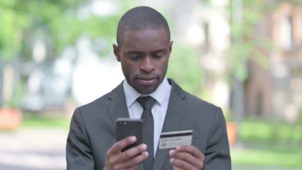 Afrikai Üzletember Felzaklatta Online Fizetési Hiba Telefon Kültéri — Stock videók