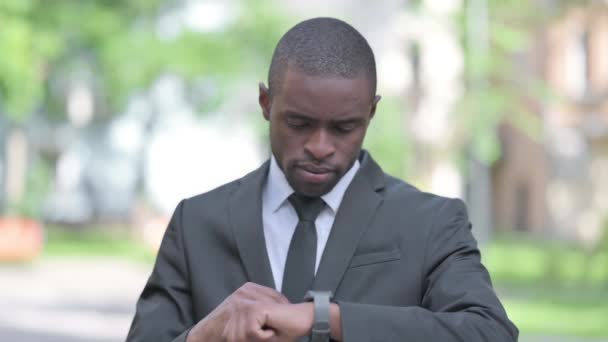 Outdoor Portret Afrykańskiego Biznesmena Pomocą Smartwatch — Wideo stockowe
