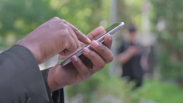スマートフォン屋外を使用したアフリカ系アメリカ人男性の閉鎖 — ストック動画