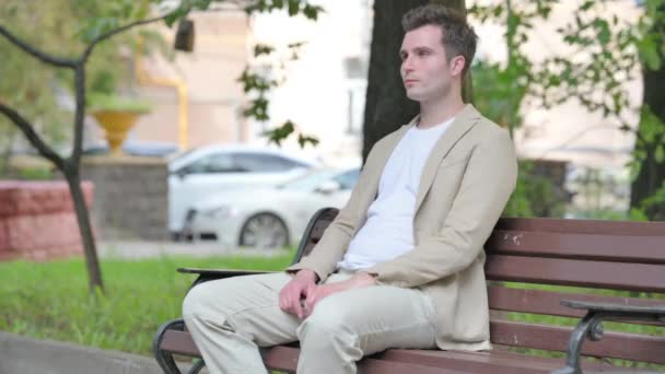 Daumen Runter Von Lässigem Jungen Mann Beim Sitzen Freien — Stockvideo
