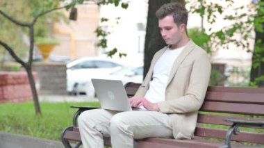 Laptop 'ta Çalışan Sıradan Genç Adam' dan Başparmak İndirme