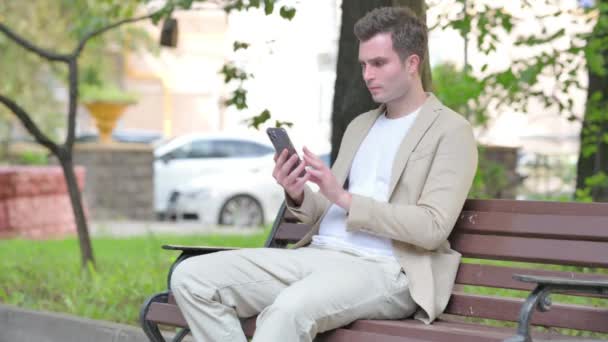 Hombre Joven Casual Sorprendido Por Pérdida Teléfono Inteligente Mientras Está — Vídeos de Stock