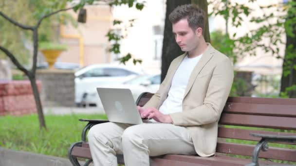 Nenucený Mladý Muž Pracující Notebooku Venkovní — Stock video