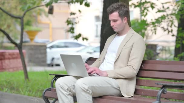 Jovem Casual Com Cefaleia Trabalhando Laptop Outdoor — Vídeo de Stock
