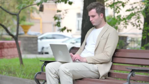 Jovem Casual Com Dor Pulso Trabalhando Laptop Outdoor — Vídeo de Stock