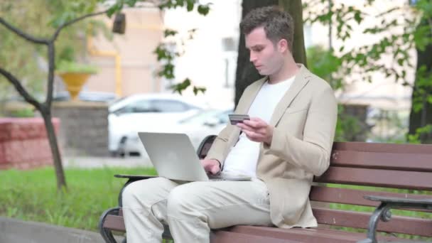 Casual Jonge Man Opgewonden Voor Succesvolle Online Winkelen Laptop Outdoor — Stockvideo