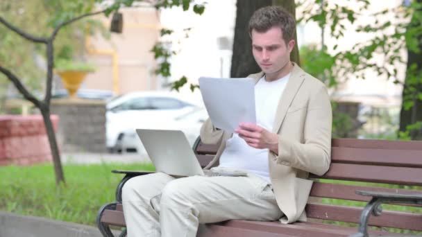 Nenucený Mladý Muž Při Čtení Smlouvy Používání Notebooku Venkovní — Stock video