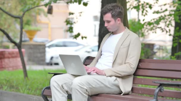 Lässiger Junger Mann Verlässt Bank Freien Nach Arbeit Laptop — Stockvideo