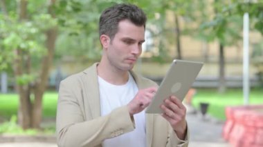 Serbest Genç Adam Tablet Açık Hava Kullanıyor