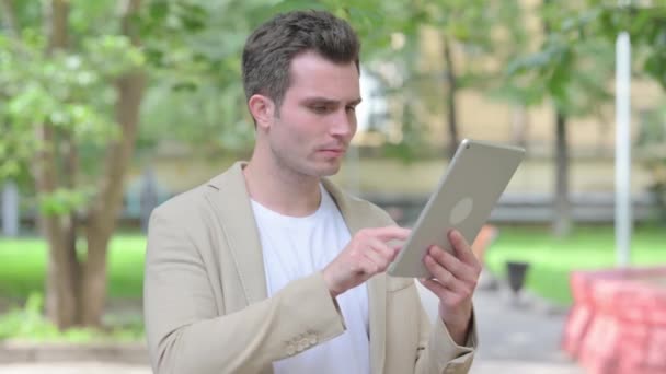Serbest Genç Adam Tablet Kaybından Üzülüyor — Stok video