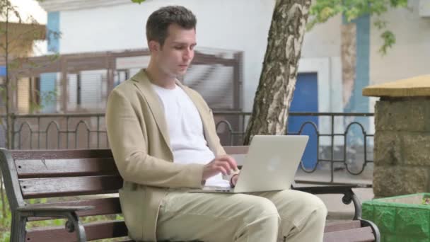 Hustender Junger Mann Benutzt Laptop Freien — Stockvideo