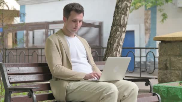 Junger Mann Mit Handgelenkschmerzen Arbeitet Freien Laptop — Stockvideo