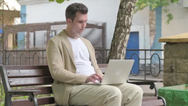 Νεαρός Πονόδοντο Που Εργάζεται Laptop Outdoor — Αρχείο Βίντεο