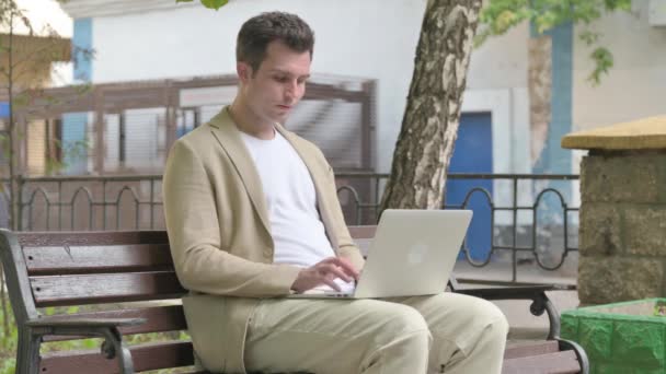 Возбужденный Молодой Человек Празднует Успех Открытом Воздухе Ноутбука — стоковое видео