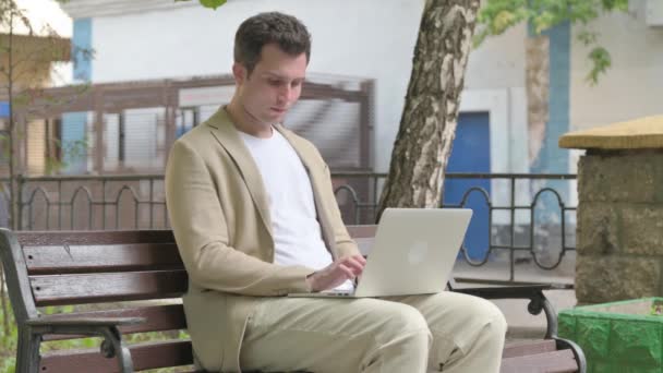 Online Videochat Von Jungem Mann Auf Laptop Freien — Stockvideo