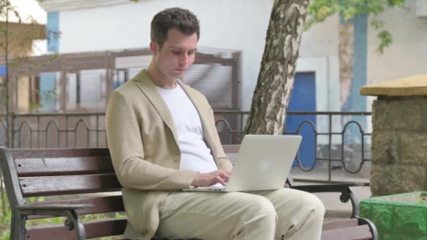 Junger Mann Schockiert Über Verlust Laptop — Stockvideo