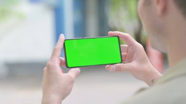 Yeşil Ekran Dış Hatlar ile Genç Adam Telefonu Tutuyor