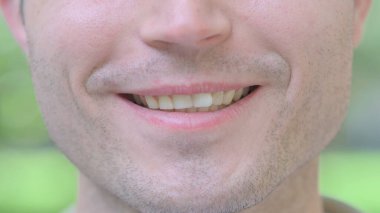 Gülümseyen Genç Ağız 'a yaklaş.