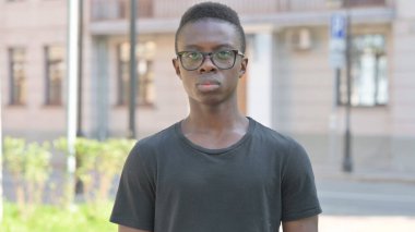 Ciddi Genç Afrikalı Adam 'ın Açık Hava Portresi