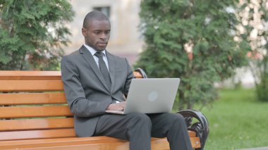 Diz üstü bilgisayarda çalışan Afrikalı İşadamı